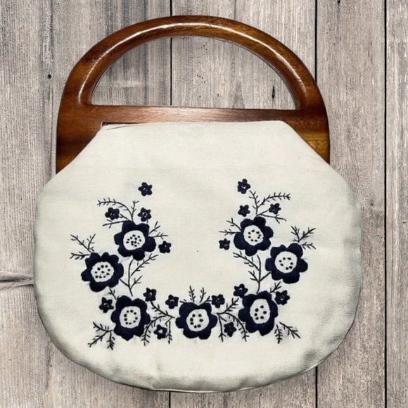Vintage Handbags - VINTAGE Preppy Boho Wood Handle Floral Resortwear Embroidered Cover Clutch Purse